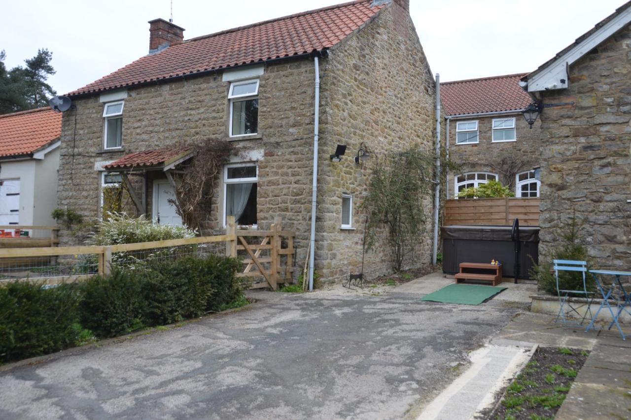 Middlehead Cottages Pickering Bagian luar foto