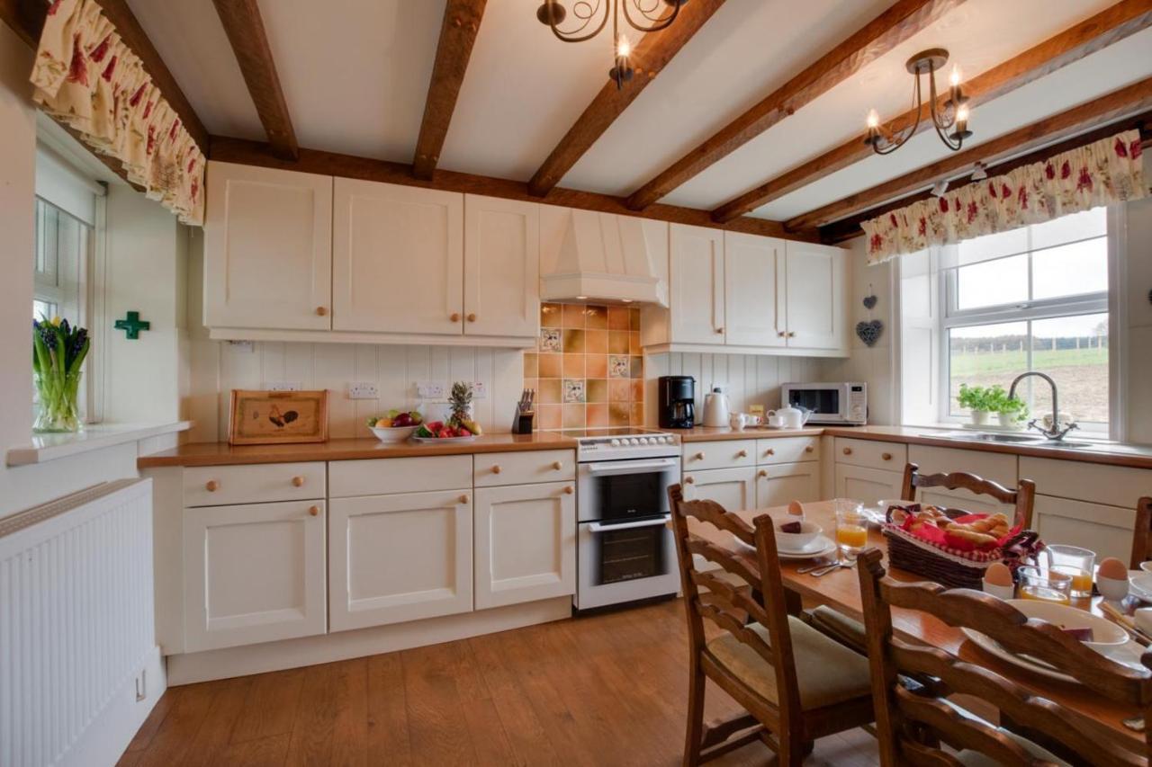 Middlehead Cottages Pickering Bagian luar foto